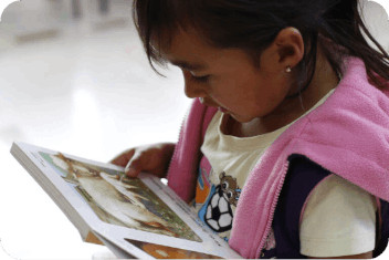 Foto niña con libro